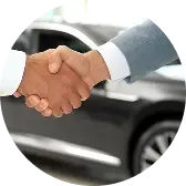 Рукопожатие на фоне нового автомобиля.