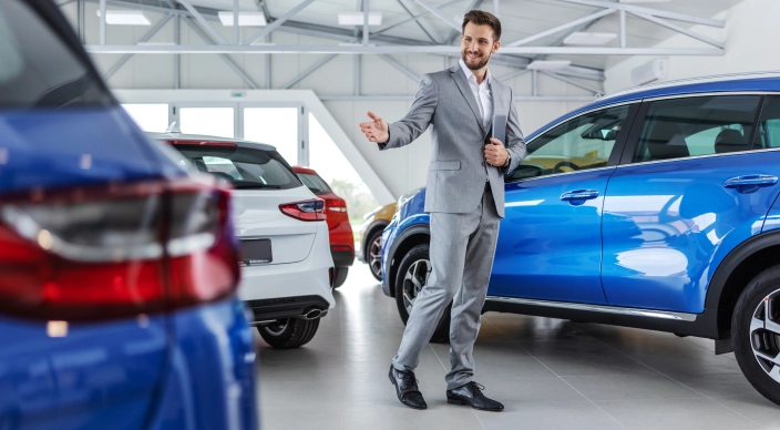 Изображение мужчины на фоне автомобилей.