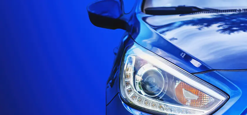 Человек в красном и черном мотошлеме и красной кожаной куртке на фоне оранжевой стены. Текст слева - "BENDA MOTORCYCLE", текст справа - "HSUN".