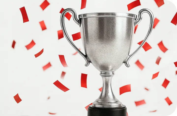 Серебряный трофей на фоне темно-синего тумана, символизирующий победу.