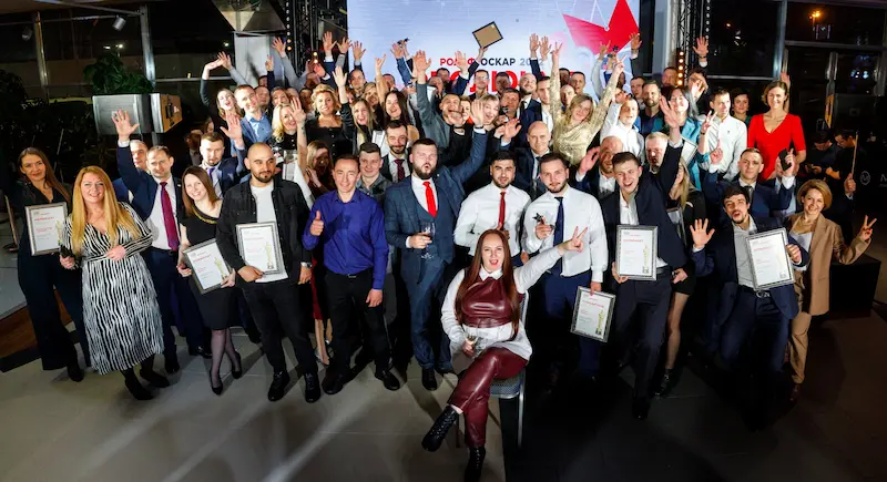 Мероприятие с участием людей на сцене и надписью 'РОЛЬФ' на заднем плане.