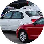 Красная и белая машины стоят рядом.