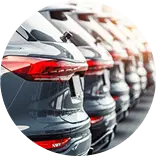 Ряд одинаковых серых автомобилей на площадке.