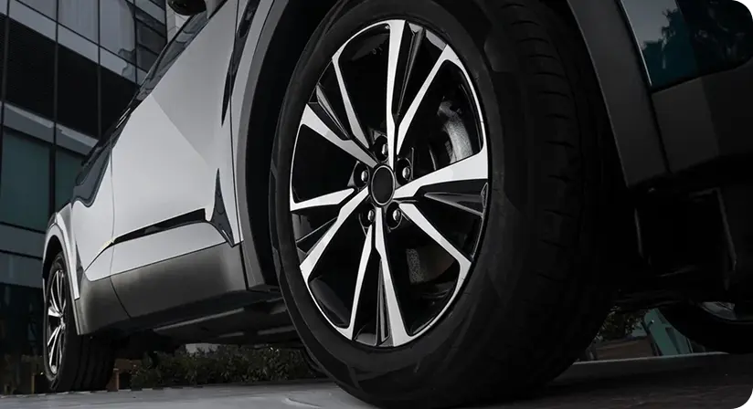 Изображение дисков черного автомобиля.