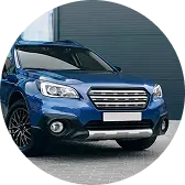 Синий внедорожник, представленный спереди под углом на сером фоне.