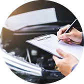 Механик делает записи в блокноте при осмотре автомобиля.