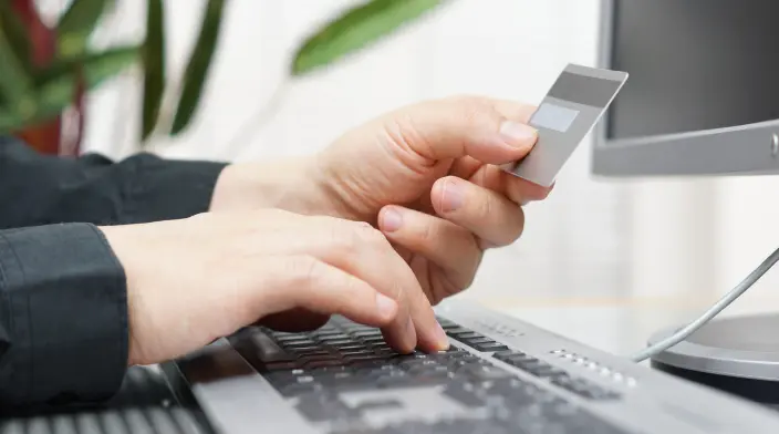 Пользователь вводит номер банковской карты.