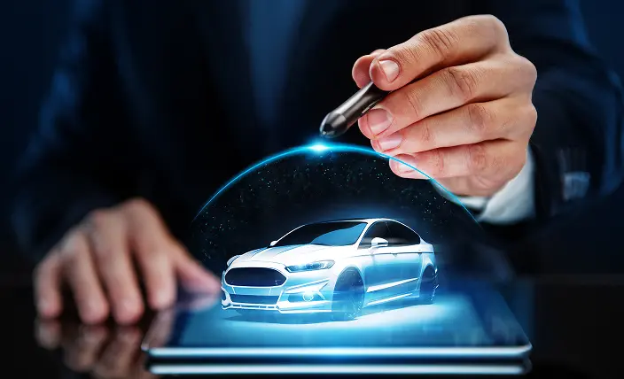 Человек использует цифровой планшет для показа трехмерной модели автомобиля в виде голограммы.